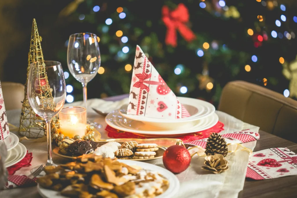 Vegetarische kerst maaltijd met wijnglazen en koekjes
