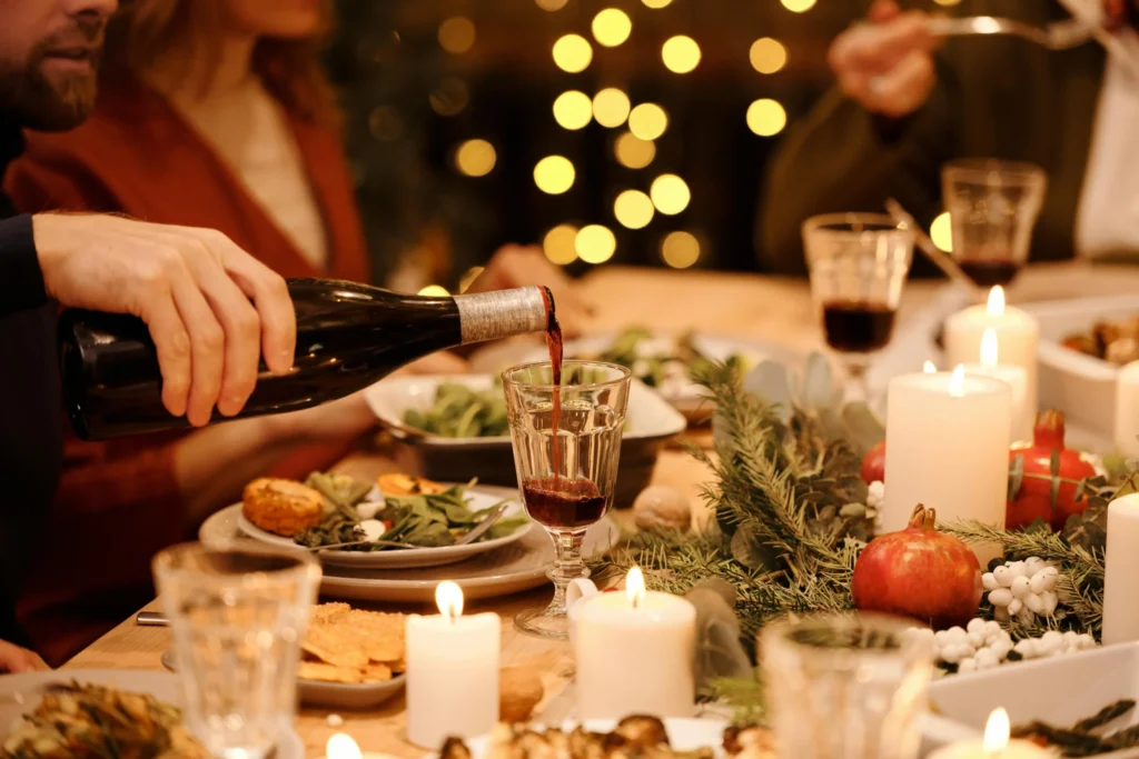 Vegetarische kerst maaltijd en iemand die wijn inschenkt
