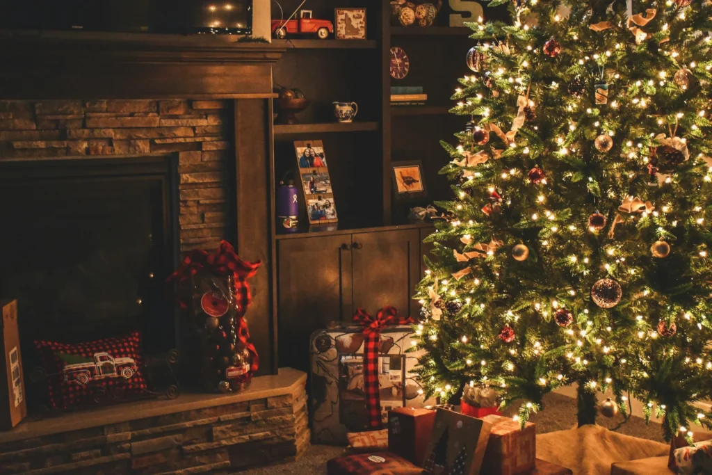 Woonkamer met kerstboom en kerst cadeaus met televisie