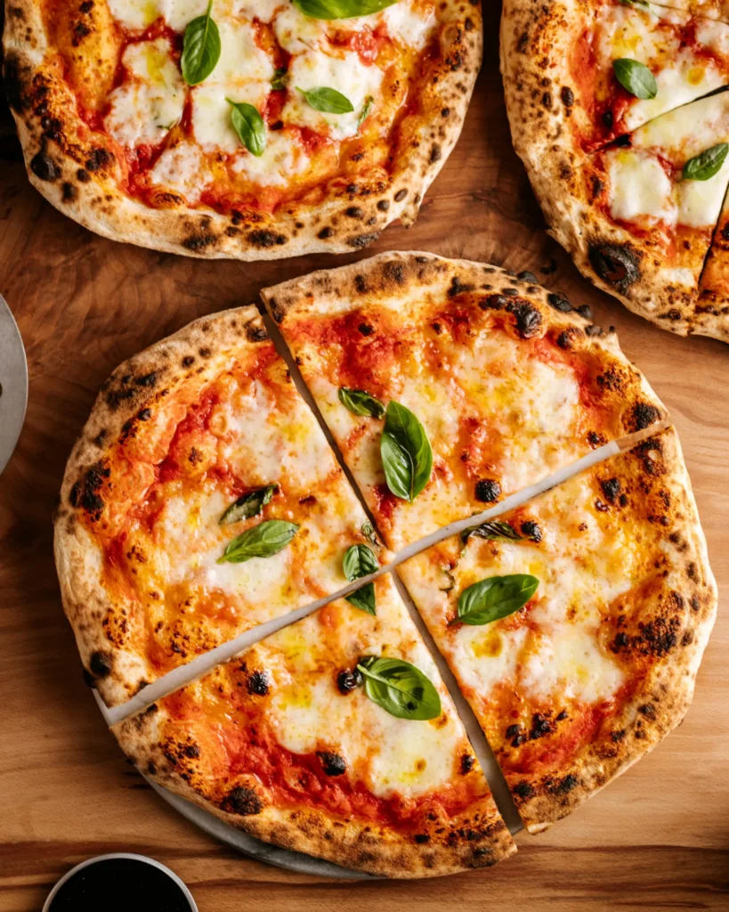 Pizza in Italië gesneden in vier stukken