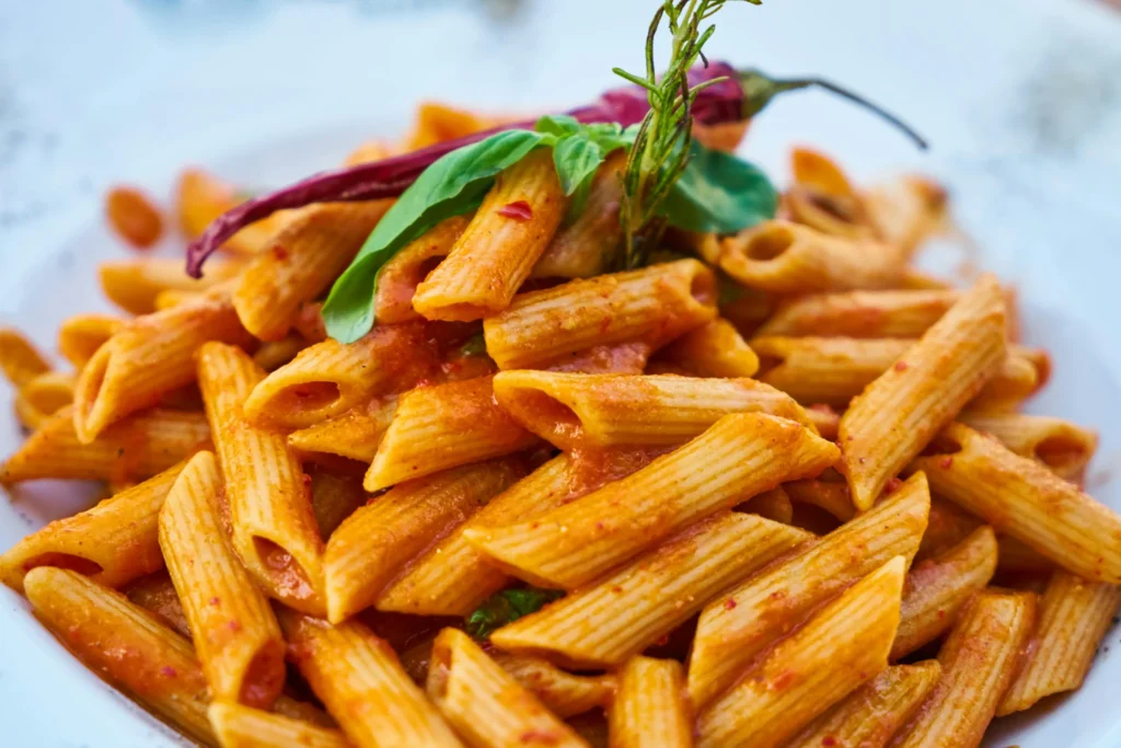 Italiaanse pasta in Italië met sla